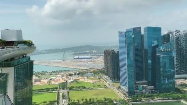 ŞARKI - 4 HAZİRAN 2020 Güneşli bir sabahta Marina Körfezi 'nin çatısından inanılmaz bir şehir silueti