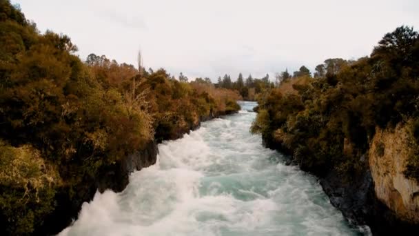 Úžasné vodopády Huka Falls, Nový Zéland Severní ostrov. Zpomalený pohyb — Stock video