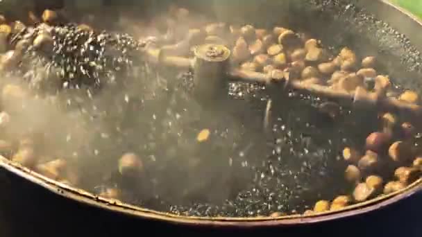 Cocinar castañas al aire libre por la calle por la noche — Vídeos de Stock