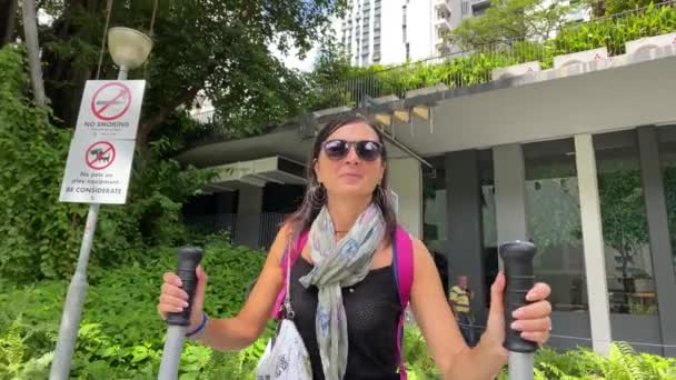 Belle femme faisant du fitness en plein air dans un parc de la ville — Video