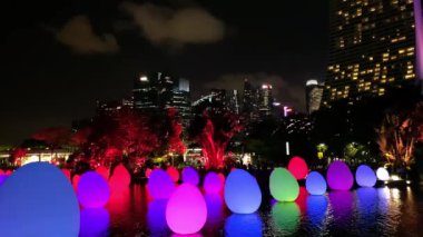 Şehir gölünde su yansıması ile parlayan renkli yumurtalar