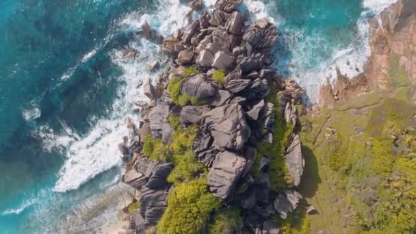Дивовижний вигляд Гранд-Анс на острові Ла-Діг, Сейшельські острови. Океан і ліс — стокове відео