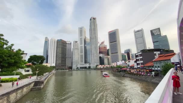 СИНГАПУР - 3 ЯНВАРЯ 2020: Река Сингапур и город — стоковое видео