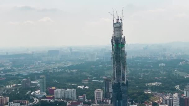 KUALA LUMPUR - 27 de dezembro de 2019: Vista aérea do horizonte da cidade de um telhado — Vídeo de Stock