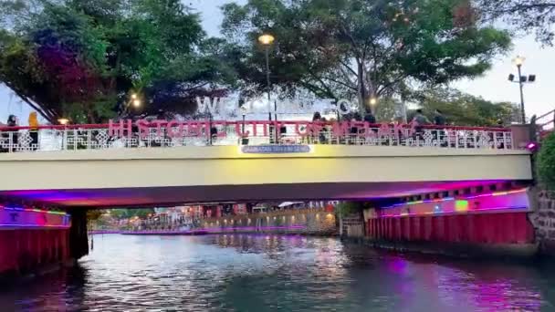 MELAKA, MALAYSIA - 29 DICEMBRE 2019: Passeggiata al tramonto con i turisti — Video Stock