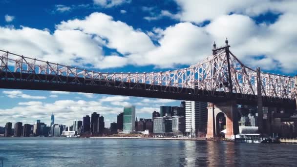 Roosevelt Island e Manhattan Bridge, Nova Iorque — Vídeo de Stock