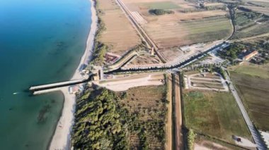 İnsansız hava aracından İtalya 'nın Toskana kıyı şeridine inanılmaz bir hava manzarası.