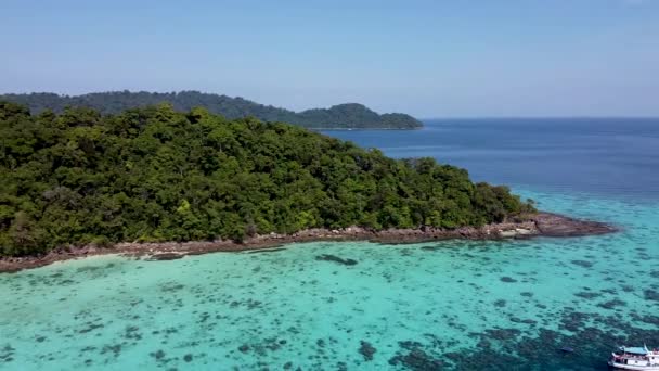 Vue aérienne panoramique de la lagune des îles Surin, Thaïlande — Video