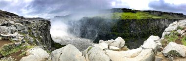 Yaz mevsiminde İzlanda 'da Dettifoss şelaleleri.