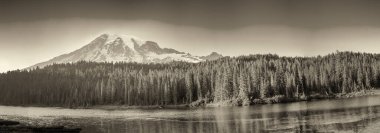 Rainier Dağı (ayrıca Tahoma veya Tacoma olarak da bilinir), Pasifik 'in kuzeybatısındaki Cascade Sıradağları' nda bulunan büyük aktif bir stratovolcano..