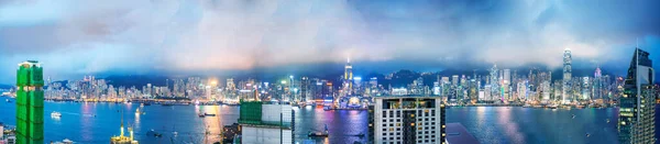 2014年5月 九龍タワーから香港のスカイラインの素晴らしい夜のパノラマビュー — ストック写真