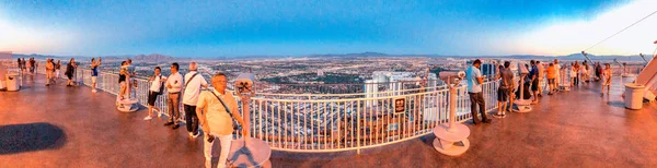 Las Vegas 2018年7月1日 游客在日落时从城市屋顶欣赏城市美景 — 图库照片
