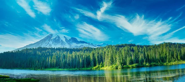 雷尼尔山 Mount Rainier 也被称为塔科马山 Tacoma 是太平洋西北部喀斯喀特山脉 Cascade Range 的一个大型活跃的层状火山 — 图库照片