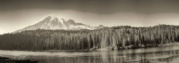 雷尼尔山 Mount Rainier 也被称为塔科马山 Tacoma 是太平洋西北部喀斯喀特山脉 Cascade Range 的一个大型活跃的层状火山 — 图库照片