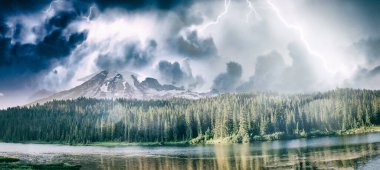 Washington, ABD 'de yaklaşan fırtınalı Rainier Dağı' nın inanılmaz günbatımı manzarası..