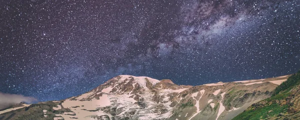 アメリカ ワシントン州の空の星と夜にレイニア山の素晴らしい夕日のパノラマビュー — ストック写真