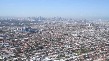 Avustralya 'daki helikopterden Merbourne' un gökyüzü görüntüsü. Güneşli bir günde şehir panoraması
