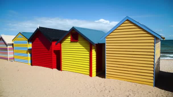 Barevné chatrče na pláži Brighton ve státě Victoria, Austrálie — Stock video