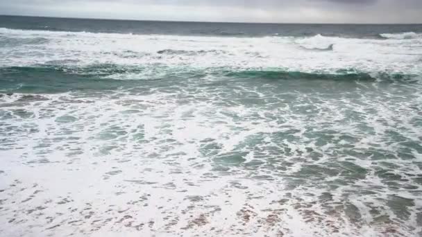 Ondas ao longo de uma bela praia, Great Ocean Road, Austrália — Vídeo de Stock