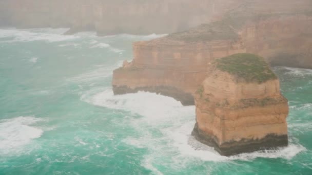 Vista aérea desde el helicóptero de los Doce Apóstoles en una tarde tormentosa, Great Ocean Road, Australia — Vídeos de Stock