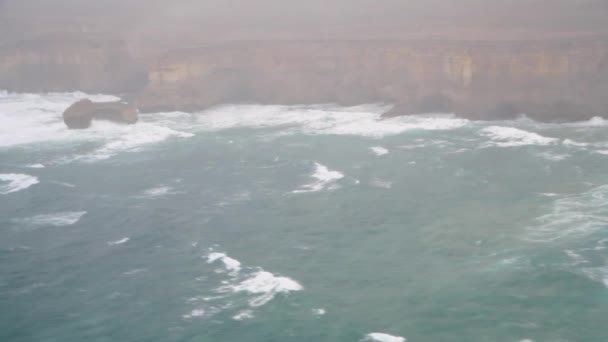 Letecký pohled z helikoptéry Dvanácti apoštolů za bouřlivého odpoledne, Great Ocean Road, Austrálie — Stock video