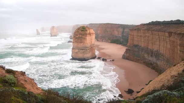オーストラリア、グレートオーシャンロードの嵐の日没の十二使徒 — ストック動画