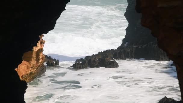 El agua se estrella a lo largo de las rocas costeras — Vídeos de Stock