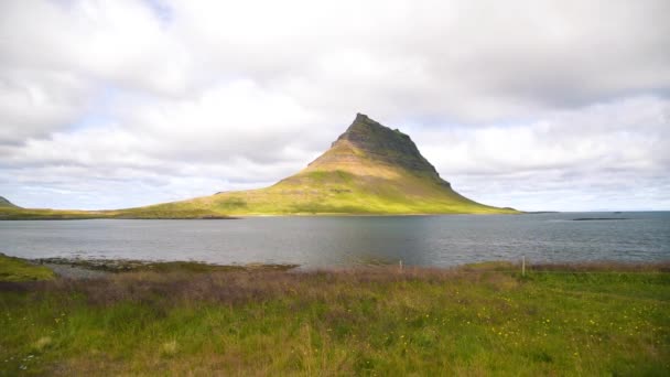 Kirkjufell Mountain v letní sezóně, Island — Stock video