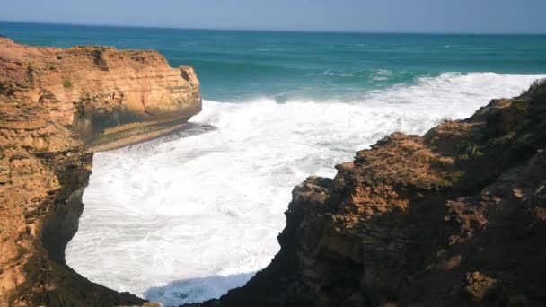 Puente de Londres formación de rocas naturales a lo largo de la Great Ocean Road, Australia — Vídeos de Stock