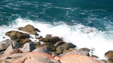 Granit Ada, Güney Avustralya kıyı şeridi boyunca kayalar halinde.