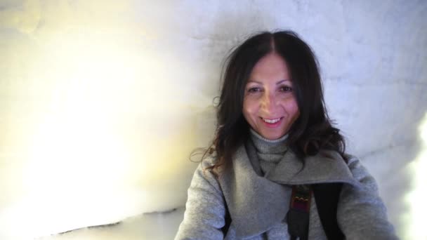 アイスランドの氷の洞窟を訪れる女性 — ストック動画