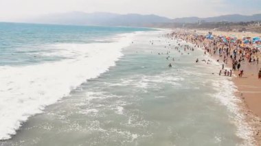 Turistler ve yerel halk yaz mevsiminde Santa Monica Sahili 'nin keyfini çıkarıyorlar, California - ABD