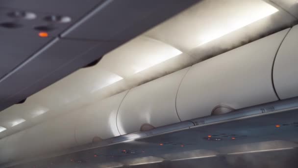 A légi jármű belsejében található szellőzőnyílások és fertőtlenítő, világjárvány-megelőzési koncepció — Stock videók