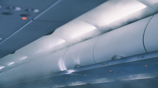 Uçağın içindeki hava delikleri ve dezenfektanlar, salgın önleme konsepti — Stok video