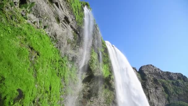 Seljalandfoss vodopády na Islandu, letní sezóna — Stock video