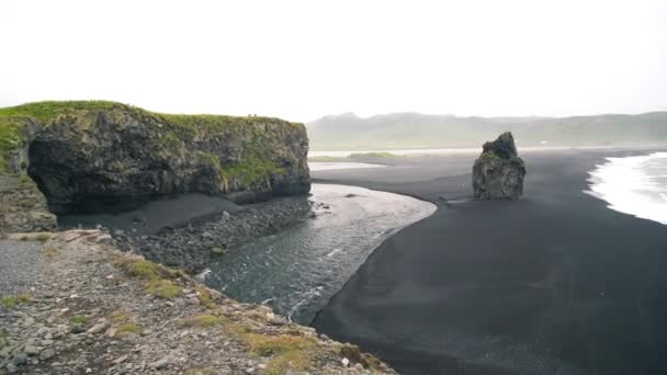 Reinisfjara Black Beach w sezonie letnim, Islandia — Wideo stockowe