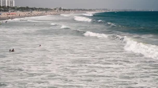 Turistas y lugareños disfrutan de Santa Monica Beach en temporada de verano, California - Estados Unidos — Vídeo de stock