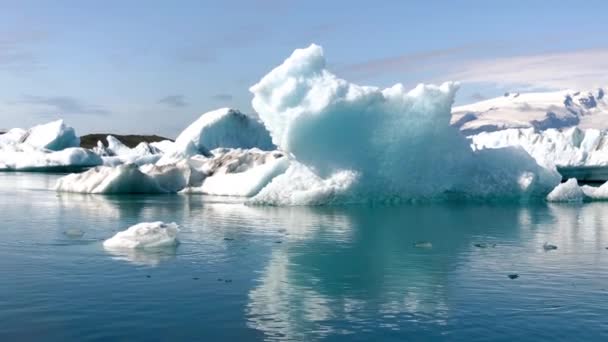 Jokulsarlon Buzdağları sularda, İzlanda yaz mevsiminde — Stok video