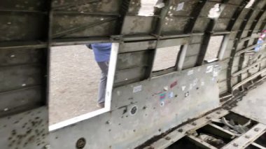 Uçak enkazının içinde, uçak sahile indi.