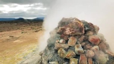 Yaz mevsiminde İzlanda 'da Jeotermal Pınar dumanı