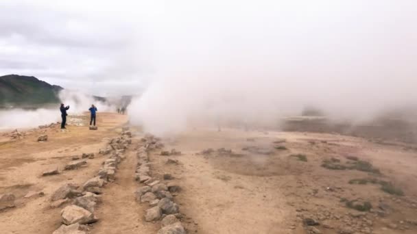 Hverir nascentes geotérmicas com fumaça, Islândia na temporada de verão — Vídeo de Stock