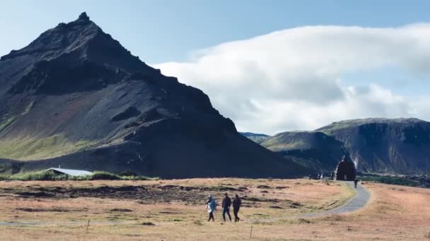 Bergen langs de kust in het zomerseizoen, IJsland — Stockvideo