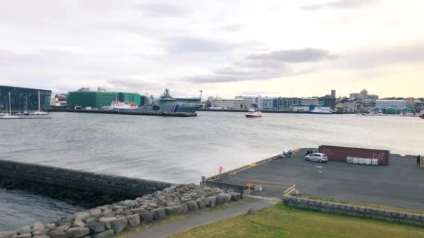 Panorámás légi kilátás Reykjavik kikötőjére, Izlandra — Stock videók