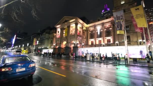 MELBOURNE - Listopad 2018: Doprava v centru města v noci — Stock video