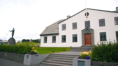 REYKJAVIK, ICELAND - 2019 AĞUSTOS: Şehir merkezinde alışveriş, akşam vakti yaz mevsimi