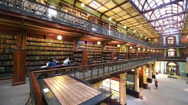 ADELAIDE - SETTEMBRE 2018: Interno della biblioteca pubblica con gli studenti — Video Stock