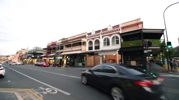 ADELAIDE - 2018. SZEPTEMBER: Fő városi utca turistákkal és közlekedéssel — Stock videók