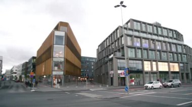 REYKJAVIK, ICELAND - 2019 AĞUSTOS: Şehir merkezinde alışveriş, akşam vakti yaz mevsimi