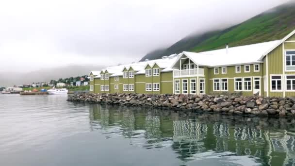 SIGLUFJORDUR, ISLANDE - AOÛT 2019 : Skyline de la ville aérienne en saison estivale — Video