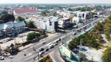 MAEKLONG, THAILAND - 15 ARALIK 2019: Nehir ve demiryolu pazarı ile Maeklong şehir manzarasının inanılmaz hava manzarası